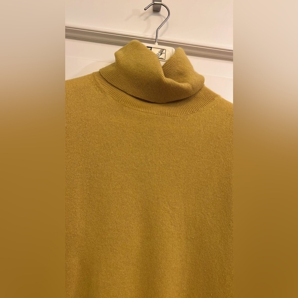 Cashmere Yellow and Cream Women's turtleneck - Picture 4 of 7